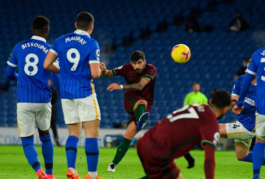 Wolverhampton igualó el encuentro 3-3 ante Brighton. Connolly, Maupay y Dunk anotaron para los de Albion, mientras que Saiis, Bum y Neves descontaron para la escuadra de los Wolves.