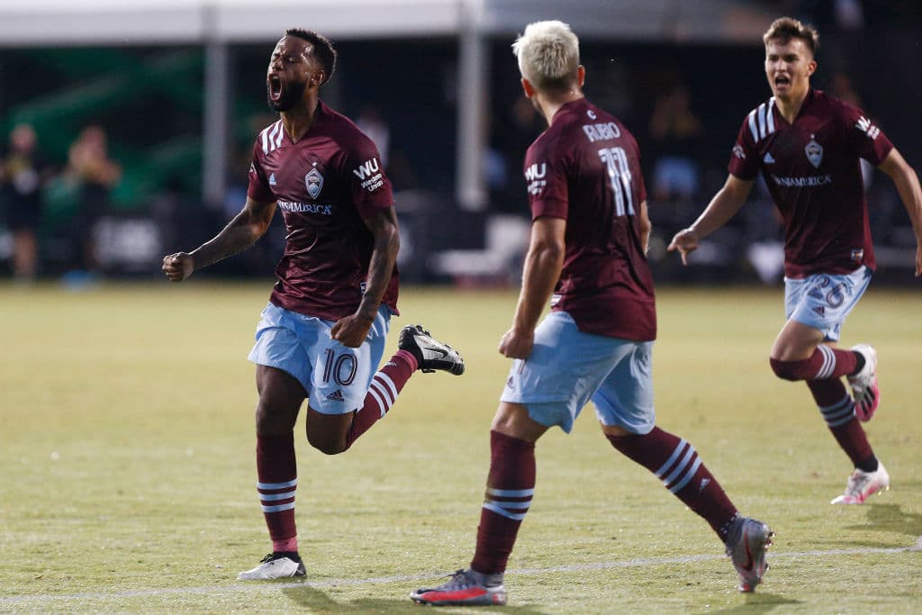 Durante la primera mitad, Colorado Rapids bombardeó numerosas ocasiones el arco de Richard Sánchez, pero Sporting tuvo un poco más el balón.