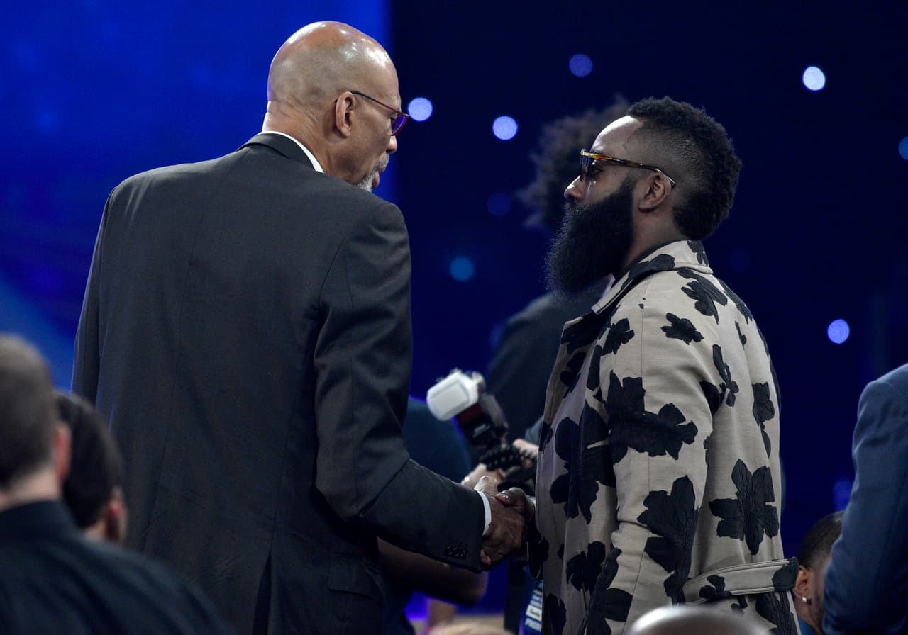 "La Barba", de 28 años, llegó a la segunda edición de la ceremonia, celebrada en el Barker Hanger de Santa Mónica (California), con gafas oscuras y traje de flores y figuras negras con fondo blanco.