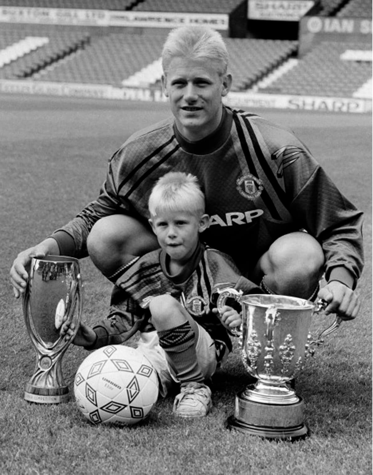 Peter Schmeichel llegó de Dinamarca al Mánchester United en 1991, cuando su pequeñín, Kasper, apenas tenía cinco años de edad.