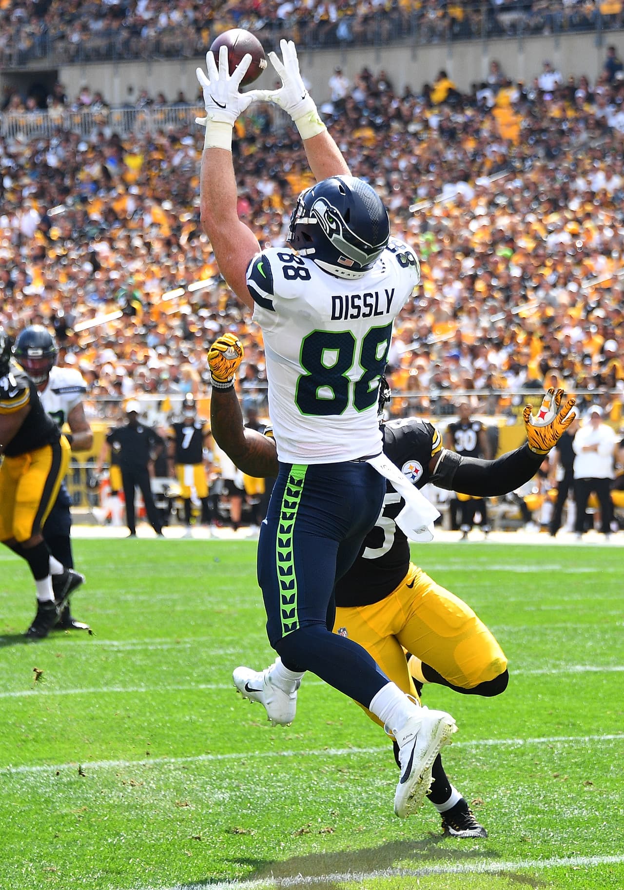 Will Dissly #88 de Seattle Seahawks atrapa pase para touchdown.