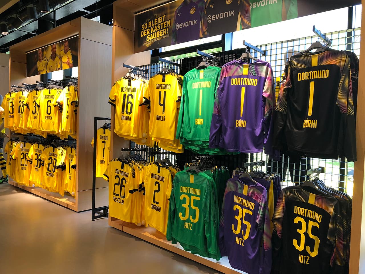 Borussia Dortmund realizó el lanzamiento de su nueva playera (con las tres de portero) para la siguiente temporada la cual usará por primera vez ante Borussia Monchengladbach en el cierre de la Bundesliga. El diseño abandona las mangas negras y regresa a una franja de ese color sobre los hombros con patrones. Además, celebra los 110 años del club con una frase en el cuello: "Ayer, hoy, mañana, para siempre".