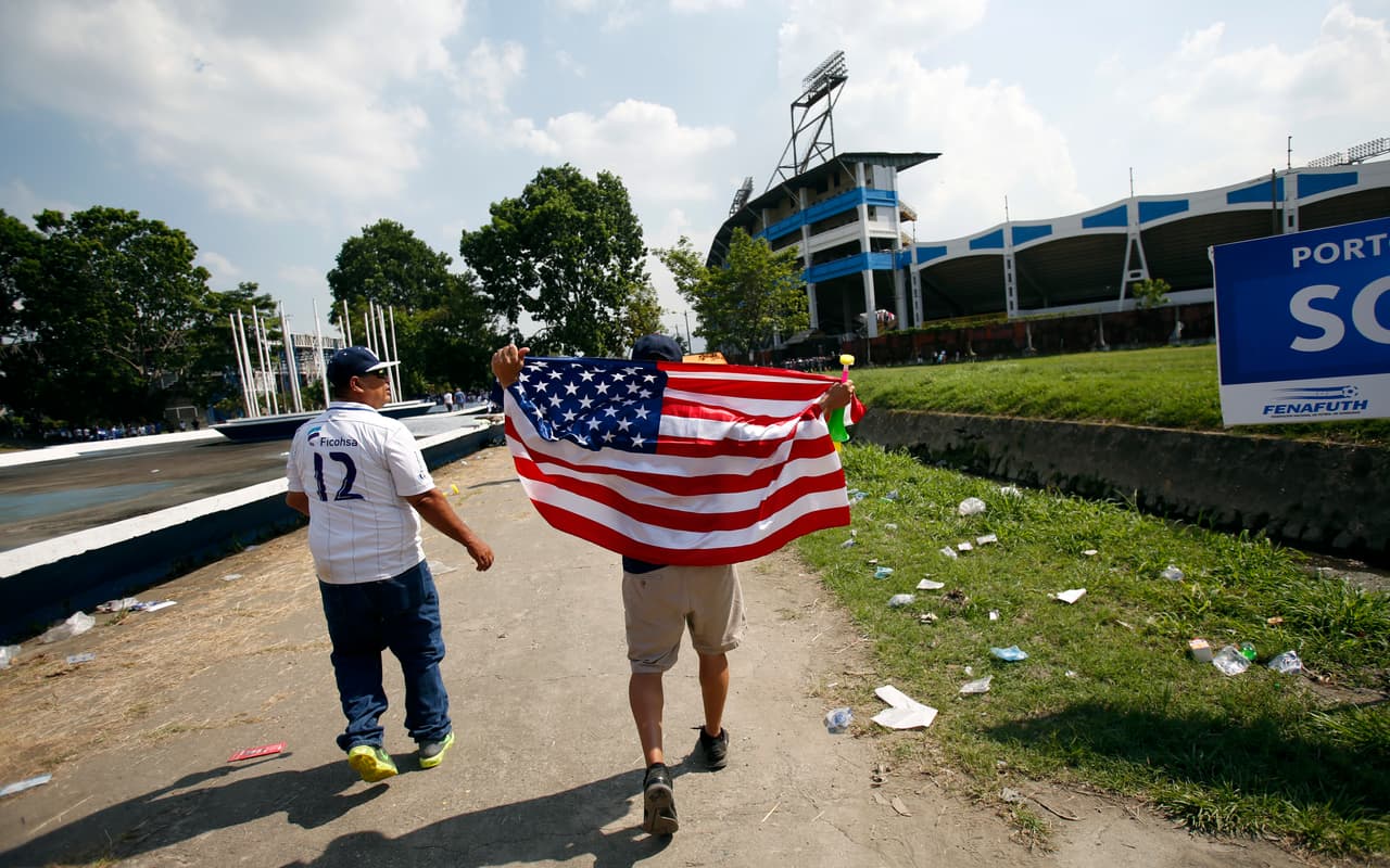 Pero también se acercaron algunos aficionados estadounidenses, para acompañar al Team USA en su conquista al suelo hondureño.