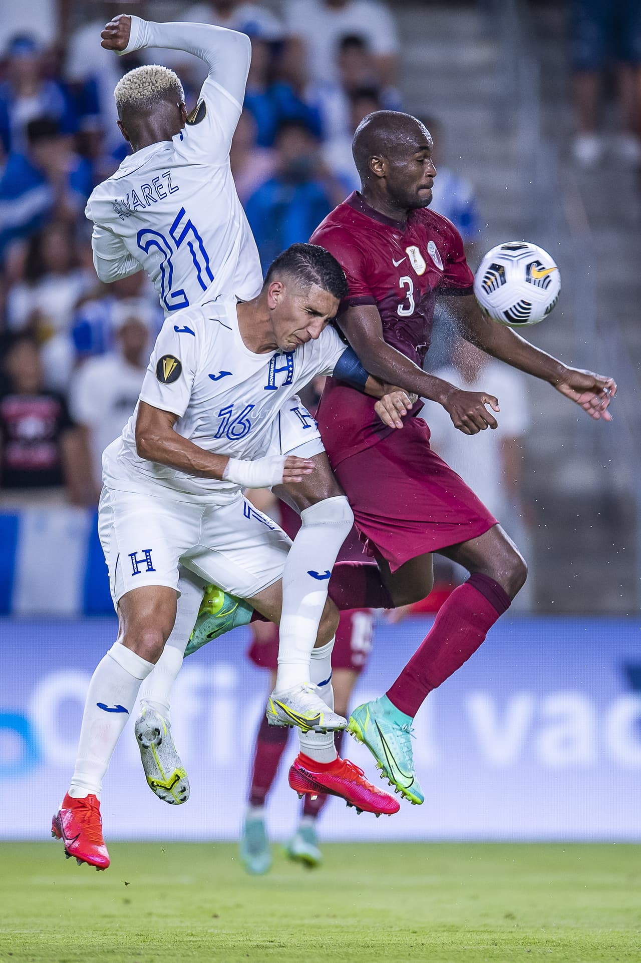 las anotaciones de Homan Ahmed y Abdelaziz Hatem le dan la victoria a Qatar 2-0 sobre Honduras y aseguran el liderato de su grupo.