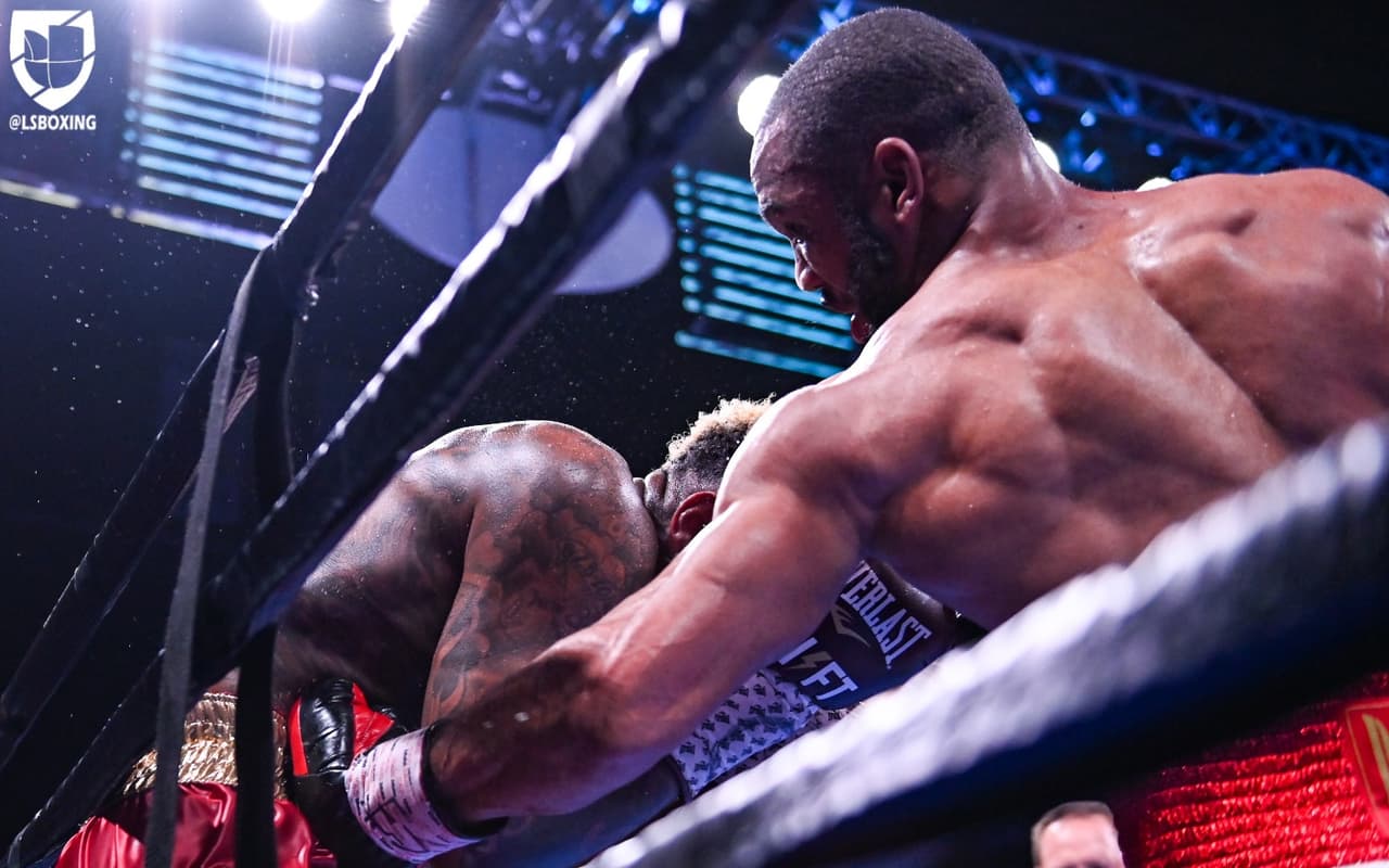 Julian Williams y Jarrett Hurd dieron un gran espectáculo en Fairfax, Virgina, durante 12 rounds. Hurd visitó la lona en el segundo round y, posteriormente, perdería por decisión unánime para ceder su doble corona en peso superwélter.