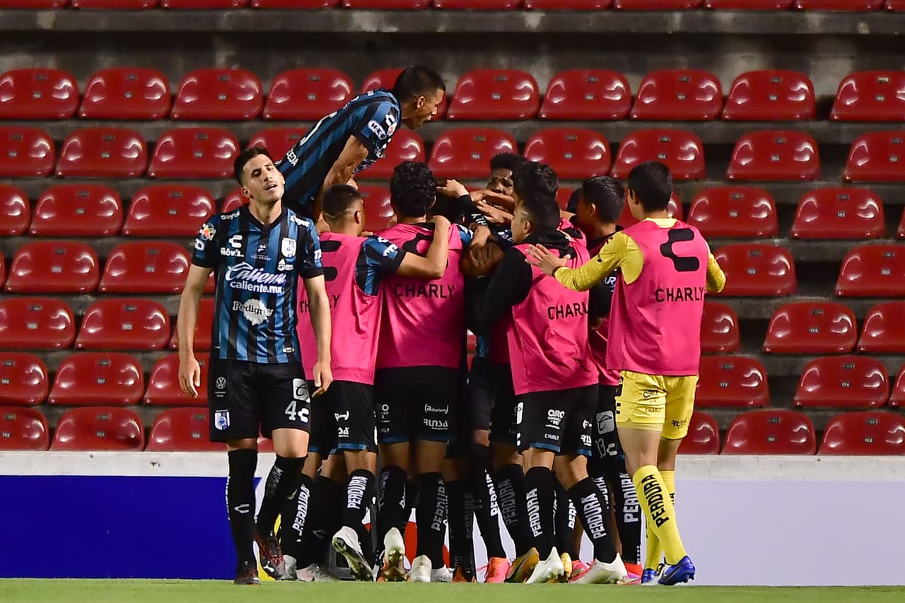 Querétaro y Chivas empatan 2-2 en La Corregidora y se conforman con un puntos. Ambos equipos se quedan con 11 puntos, pero Chivas ese sitúa en la décimo lugar mientras que los Gallos se quedan con la doceava posición.