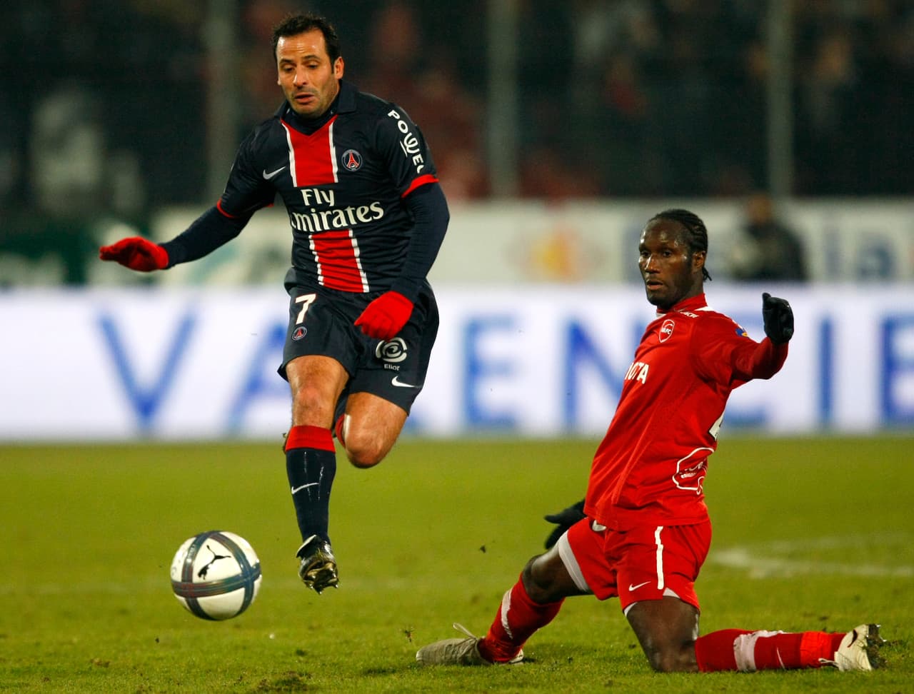 Un año después de su salida de Barcelona, Giuly recaló en PSG para estar tres años en el club capitalino, disputar 110 partidos y marcar 19 goles.