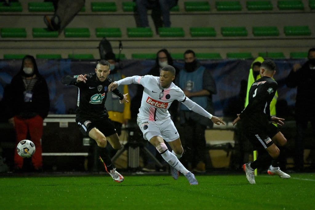 Paris Saint-Germain aplasta al Vannes Olympique Club con marcador de 4-0 durante la eliminatoria en la Copa de Francia. Presnel Kimpembe abrió el marcador al 28', pero fue Kylian Mbappé quien se lució con hat-trick (59', 71' y 76'), durante el partido. Lionel Messi no participó por dar positivo a COVID-19.