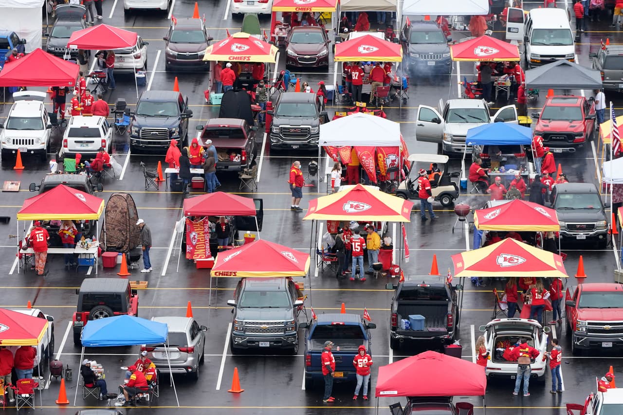 Con pocos aficionados dentro y fuera del estadio, ArrowHead está listo para albergar el primer partido de la temporada 2020.