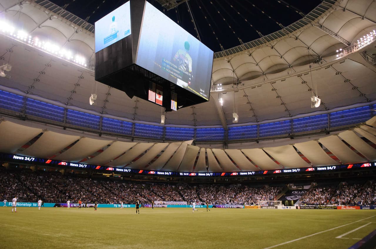 Vancouver Whitecaps - BC Place: Construido originalmente en 1983, se hizo una renovación de $458 millones para construir un techo retráctil entre otras mejoras. Tiene pasto artificial de última tecnología y capacidad para 21,000 espectadores. Se jugó el primer partido de MLS el 30 de septiembre 2011.