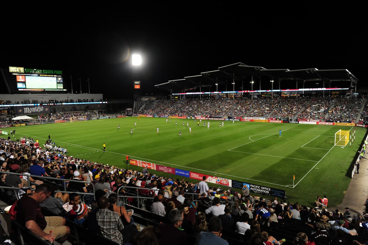 Colorado Rapids - Dicks Sporting Goods: Inaugurado en 2007, el estadio de los Rapids alberga a 18.500 espectadores, El proyecto, financiado en un 75% por fondos públicos, costó $84 millones. Incluye un excelente césped natural y 24 campos deportivos completamente iluminado.