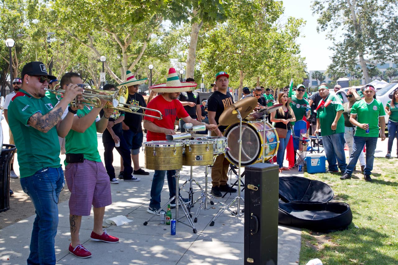 Con sombreros, maquillaje, máscaras y sobre todo, mucha actitud y mucha fiesta, la afición mexicana de Los Angeles apoyó de gran manera al TRI en su partido ante Croacia.