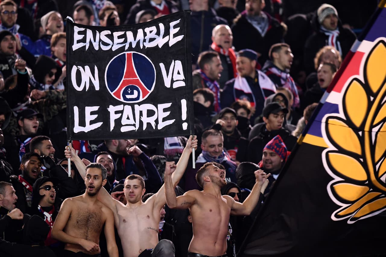 Los aficionados del Paris Saint-Germain –los más hostiles– y del Real Madrid han puesto el color en los alrededores del Parque de los Príncipes, así como en las graderías. Un ambientazo para vivir un partido de primer nivel en los octavos de final de la Champions League.