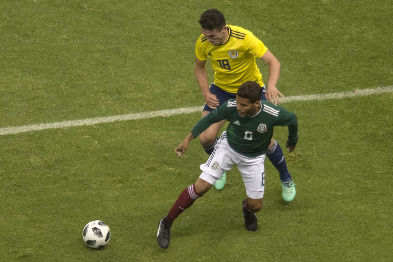 Jonathan Dos Santos entró de cambio en la segunda parte y con su talento, habilidad y velocidad, intentó cuando tuvo el balón en sus pies desestabilizar a la sólida defensa escocesa.