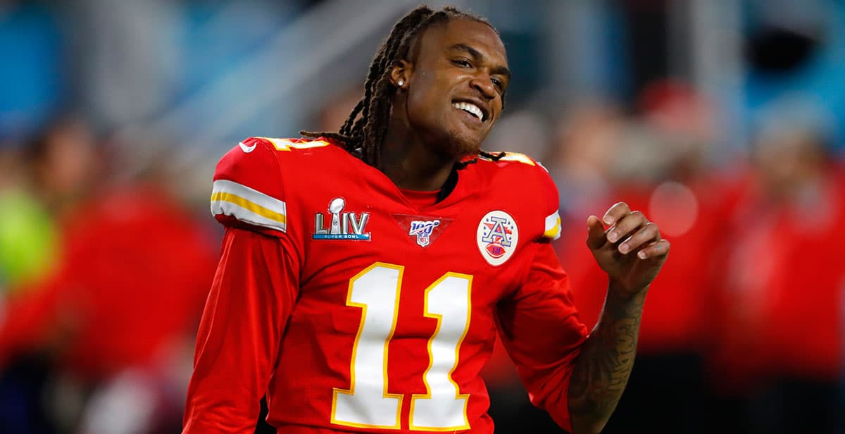 Demarcus Robinson tiene motivos para volver a hacer 'angelitos' como entre los papelitos del Super Bowl, pues se queda con los campeones de la NFL un año más.