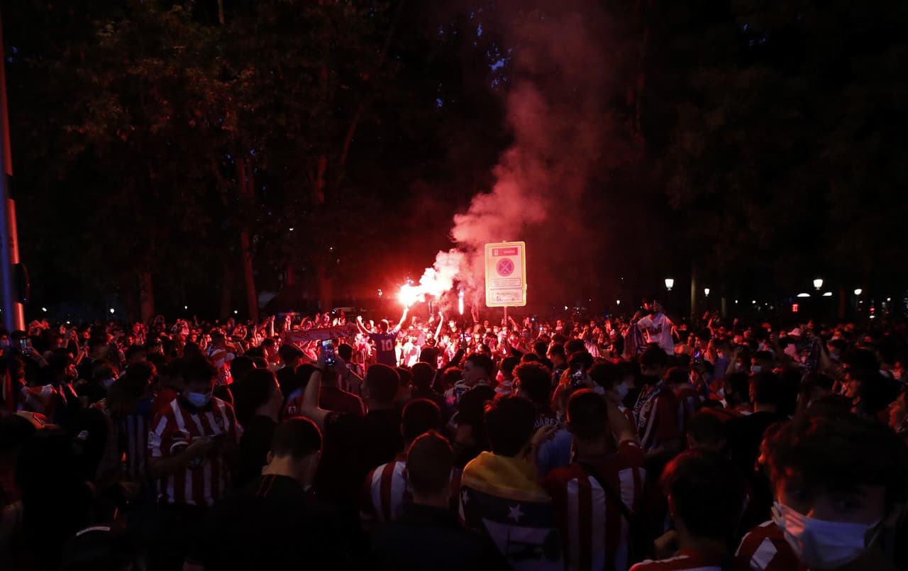 Centenares de aficionados del Atlético de Madrid se reunieron en la fuente de Neptuno para celeberar el título liguero conseguido por el club.