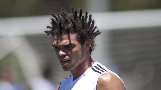 <b>Pepe</b>
<br>- El portugués se hizo unas rastas de tal forma que parecía tener distintos tubos en la cabeza, muy común en los africanos, pero el defensor sorprendió porque acostumbraba a lucir su cabeza sin cabello.