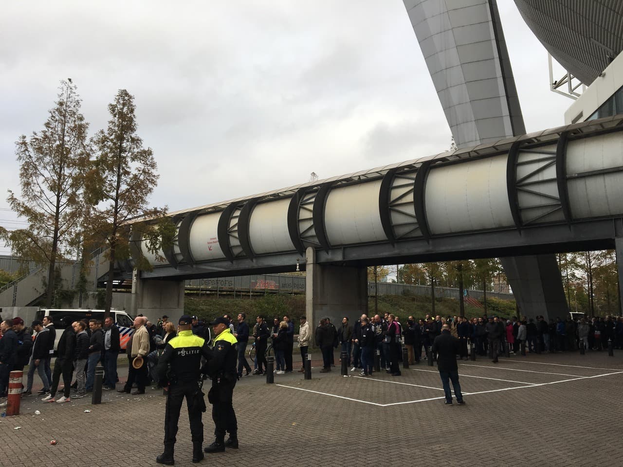 Se estima que cerca de 1.000 aficionados del club londinense se trasladaron hasta suelo holandés.