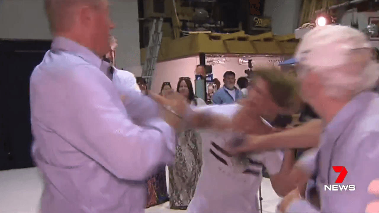 Y este es el momento en el que el chico responde pero pronto ambos personajes se vieron rodeados por el incidente.