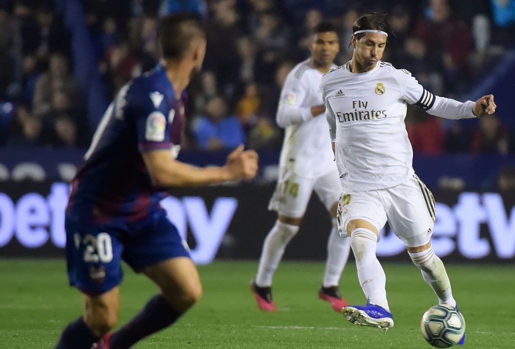 Sergio Ramos sale con el balón controlado, ve un espacio y filtra el balón para su compañero Karim Benzema.