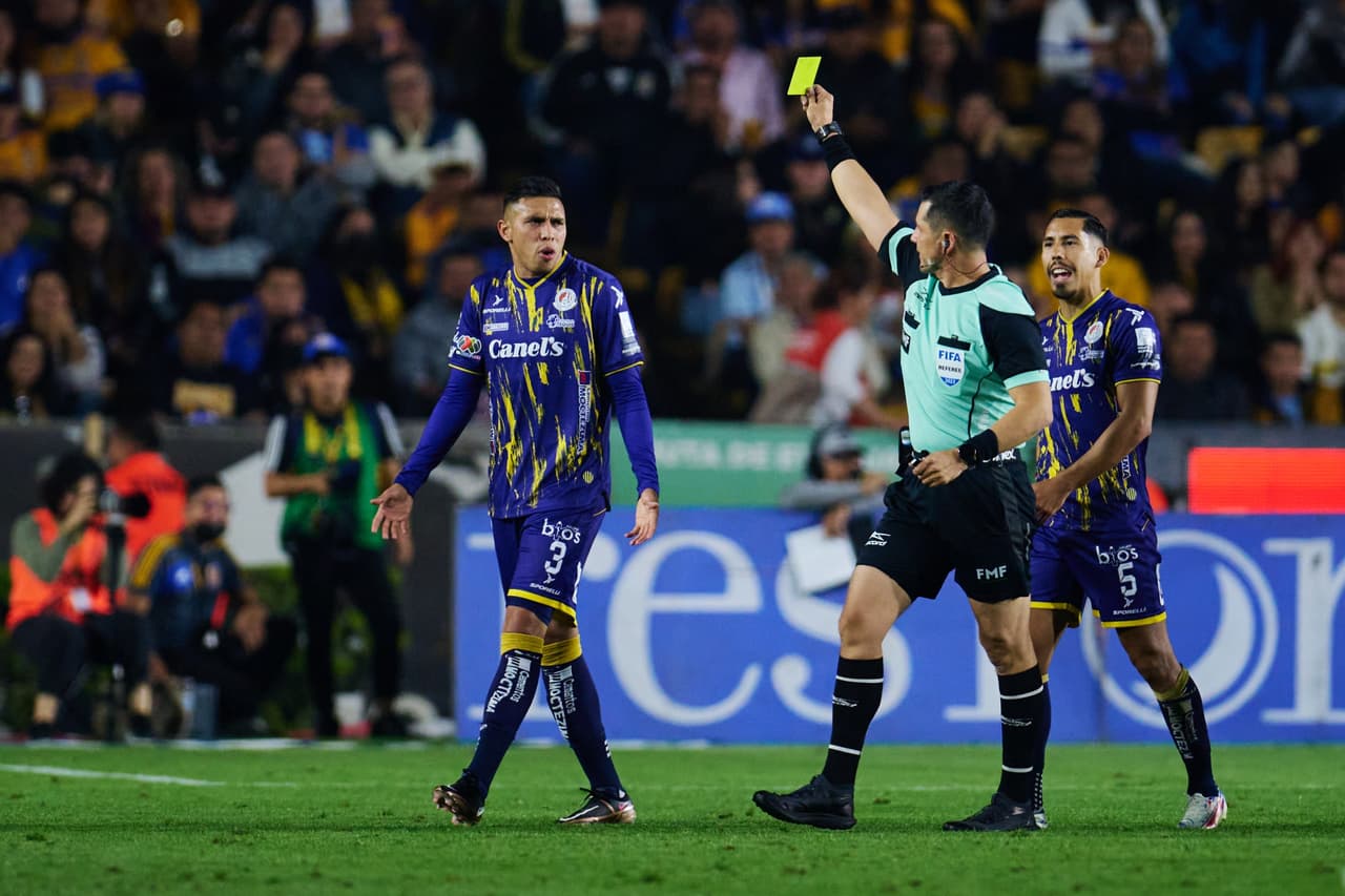Diego Montaño, el árbitro, 'disparó' tarjetas constantemente.