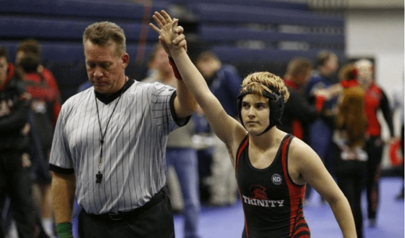 Joven transgénero gana título regional de lucha libre en medio de controversias