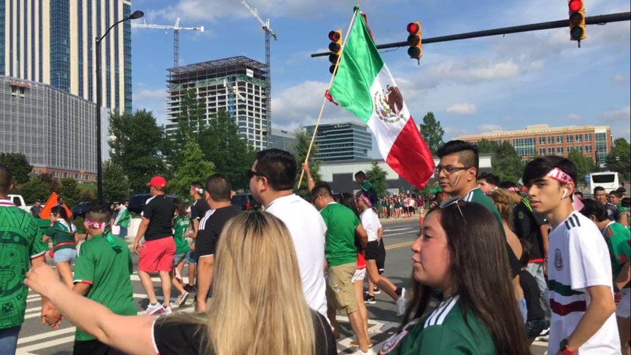 En las afueras del Bank of America Stadium los fanáticos mexicanos se alistan para el juego del Tri contra Martinica por el Grupo A de la Copa Oro.