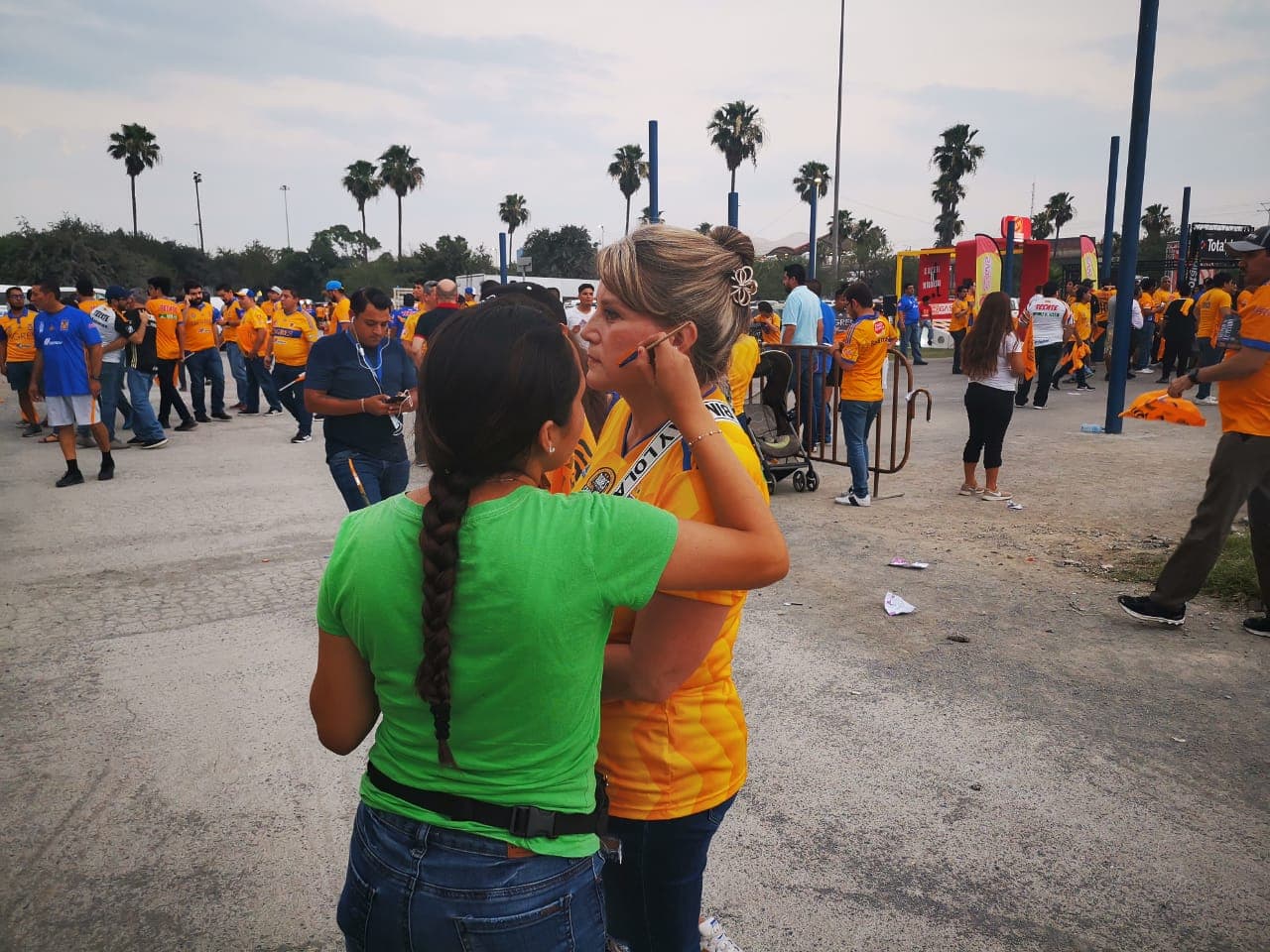 Aficionados de Tigres, mayoritariamente, y del León, tomaron por 'asalto' las inmediaciones del Estadio Universitario para atestiguar el juego de Ida de la Final del Clausura 2019 de la Liga MX en Monterrey. Se esmeraron y le pusieron un fantástico ambiente.