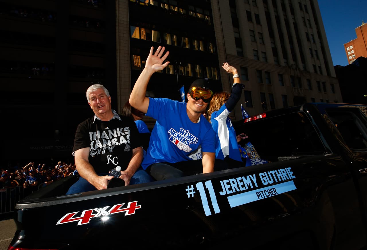 Los Royals de Kansas City, flamantes campeones de la Serie Mundial, fueron vitoreados el martes por miles de fanáticos jubilosos, durante un desfile que paralizó durante horas el centro de esta ciudad.