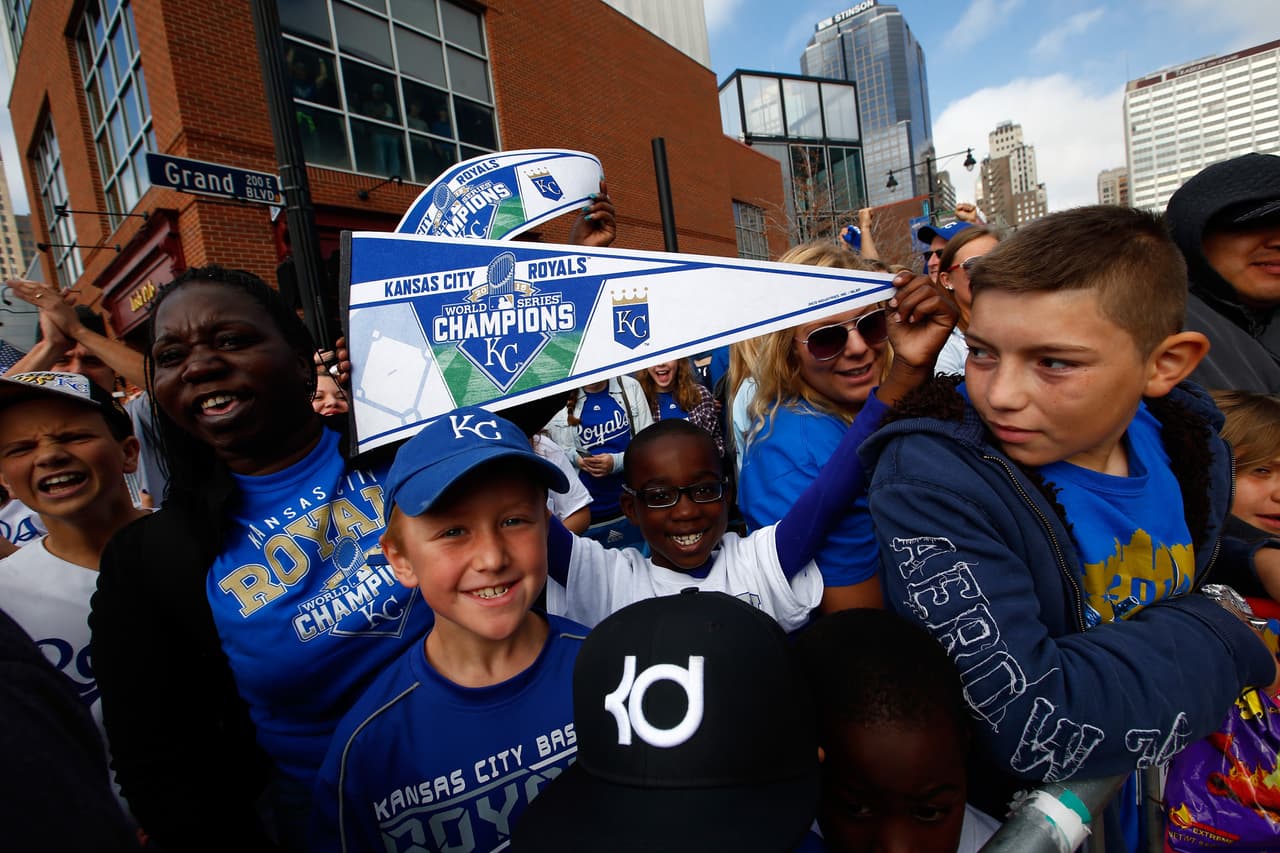 Los Royals de Kansas City, flamantes campeones de la Serie Mundial, fueron vitoreados el martes por miles de fanáticos jubilosos, durante un desfile que paralizó durante horas el centro de esta ciudad.