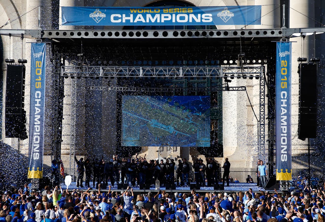 Tras un recorrido triunfal de más de 3,5 kilómetros (2,3 millas) en los compartimientos de carga de distintas camionetas, el dueño del equipo David Glass, el piloto Ned Yost y varios integrantes de los Reales, subieron a un estrado, desde donde agradecieron el aprecio de los seguidores, y les dijeron que no habría sido posible conquistar el título sin tanto apoyo.