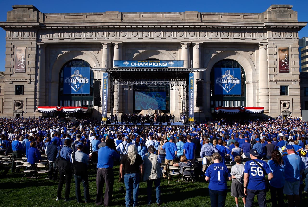 Hubo un minuto de silencio en memoria del padre de Edinson Vólquez, del progenitor de Chris Young y de la madre de Mike Moustakas, quienes fallecieron este año.