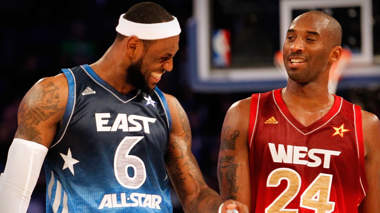 Así llegó LeBron James, #23 de Los Angeles Lakers, al juego ante los Portland Trail Blazers y camina junto a un anuncio en honor a Kobe and Gigi Bryant en Staples Center en California.