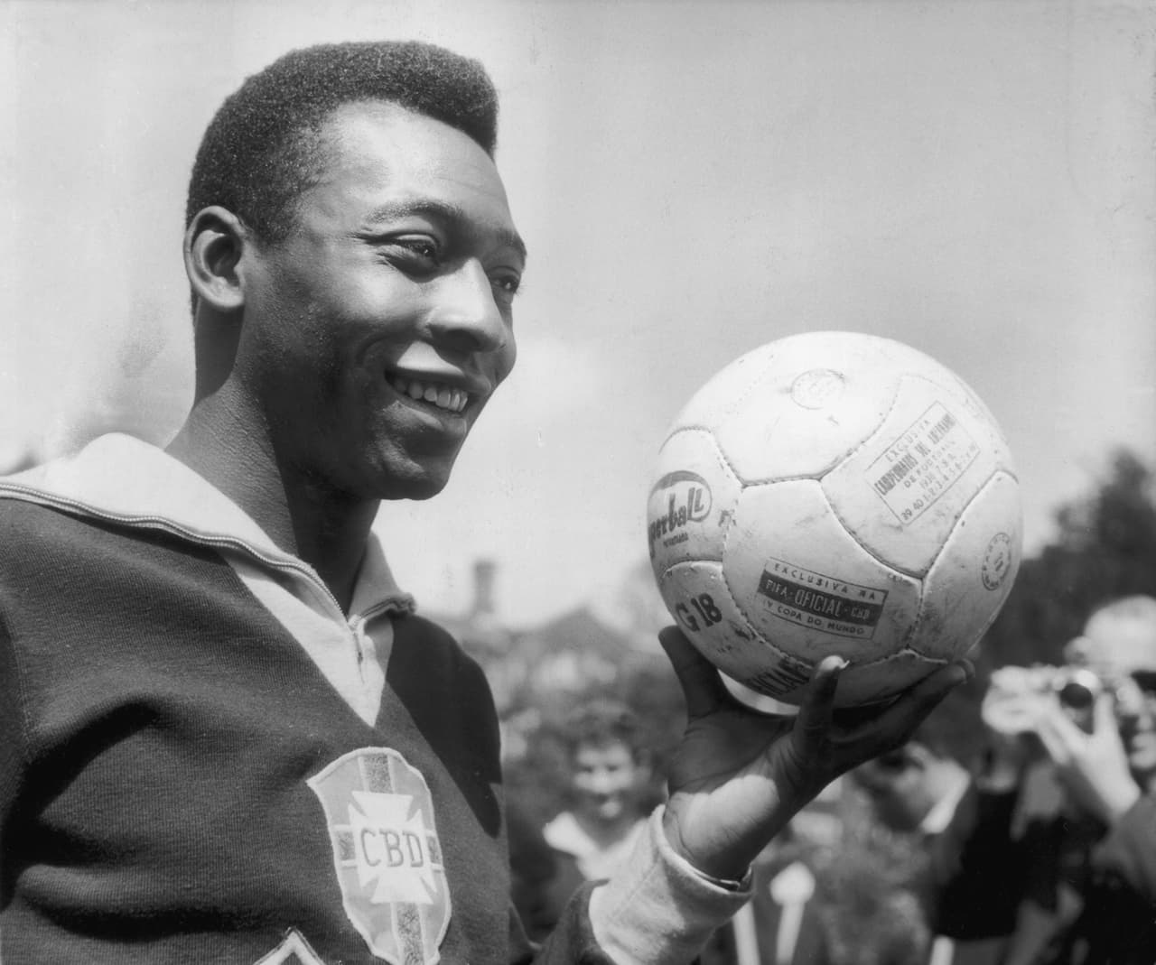 <b>Pelé: </b>en esa lista de
<b>maestros de doctorado</b> también está el delantero brasileño. Su aparición en el mundo del fútbol se dio gracias a su gran capacidad de controlar el balón en velocidad, buena ubicación. juego aéreo, un jugador completo en el ataque.