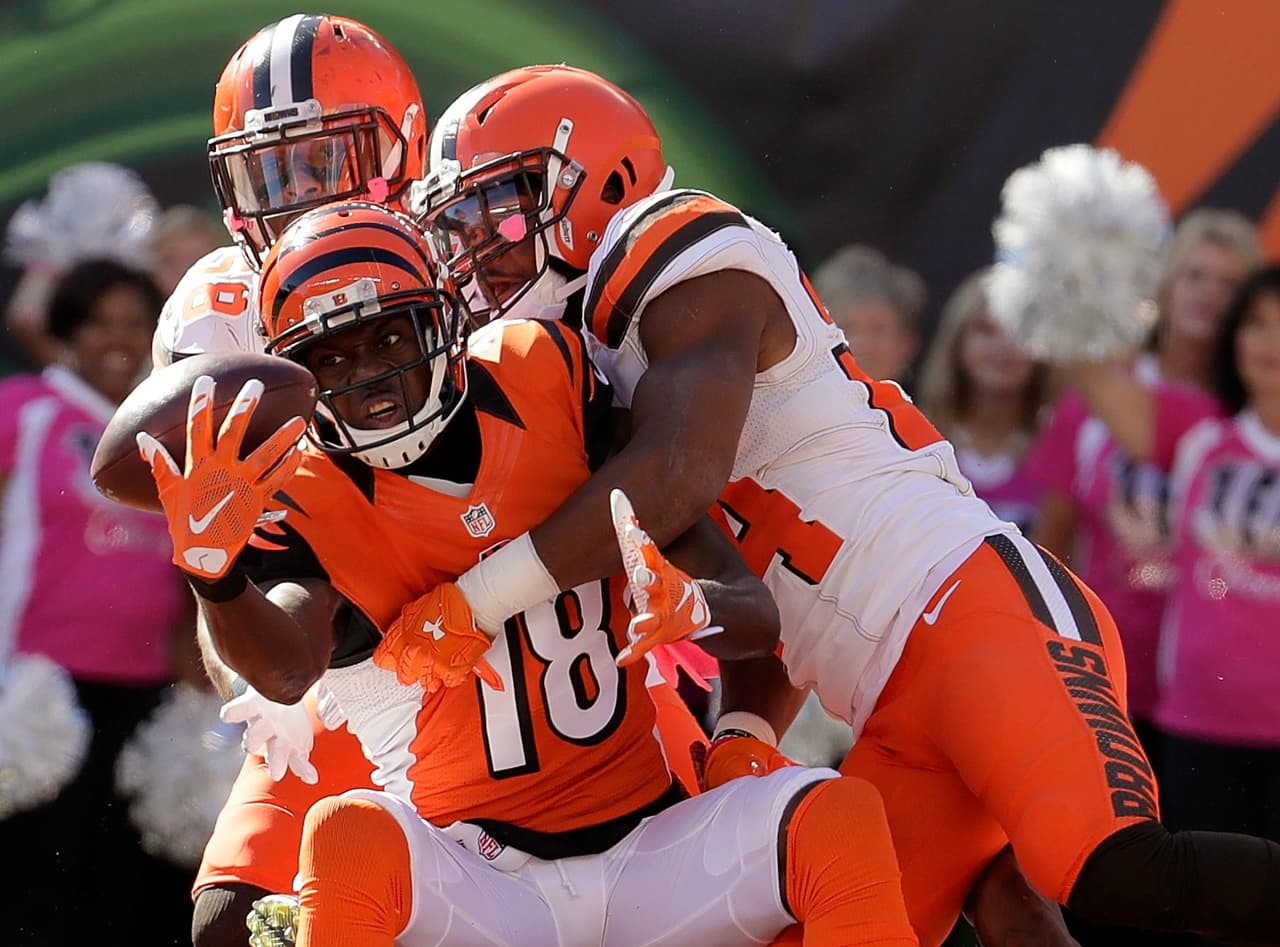 Jornada de lujo para A.J. Green, atrapando este "Ave María" ante varios defensivos de Cleveland.