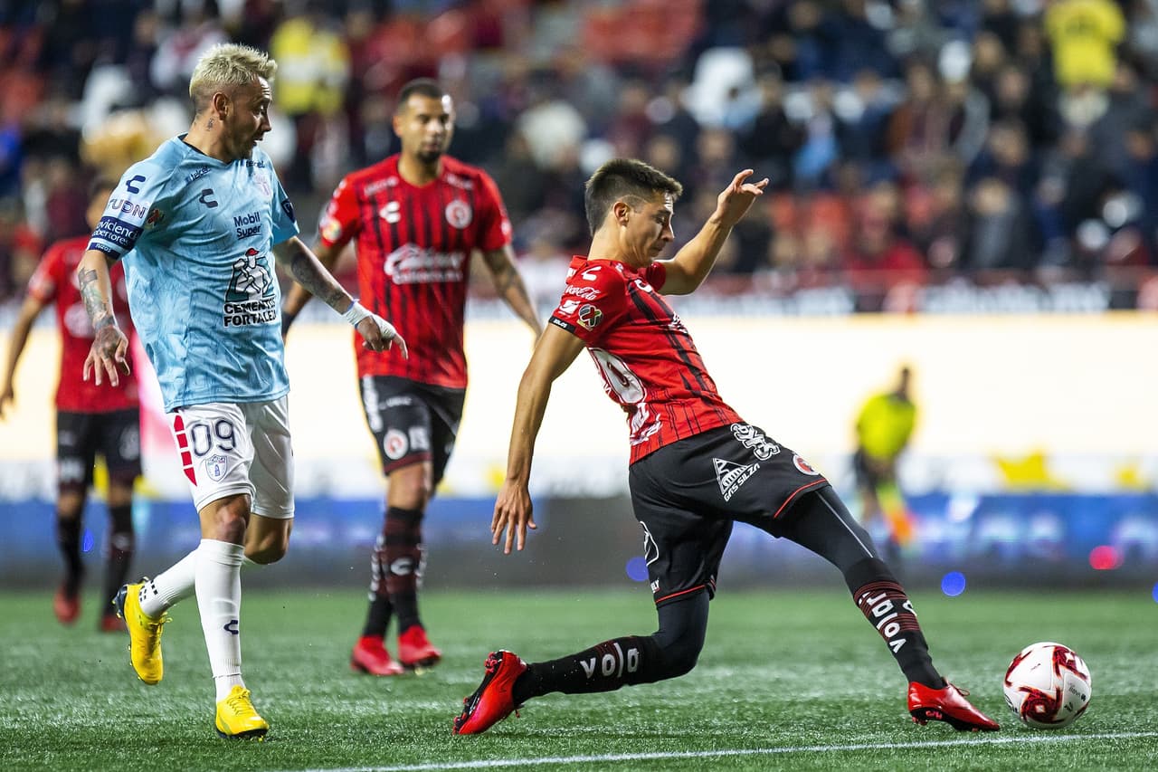 Mauro Lainez se libra de la marca de Rubens Sambueza y saca un centro que termina en las manos de Óscar Ustari.