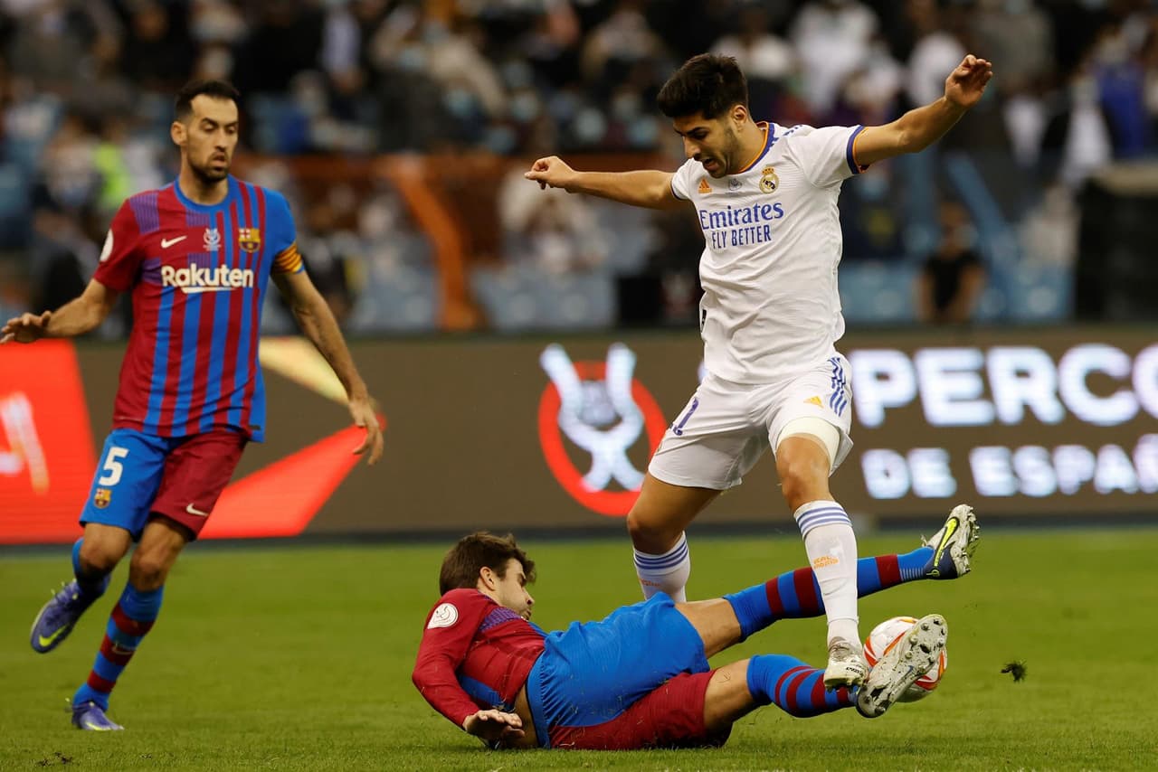 Real Madrid se lleva el clásico en la semifinal de la Supercopa de España en tiempo extra con marcador de 3-2, afianzando su pase a la final. Luuk de Jong y Ansu Fati anotaron a favor de los culés, pero Vinicius Jr, Karim Benzema y Federico Valverde le dieron el triunfo a los de Ancelotti.