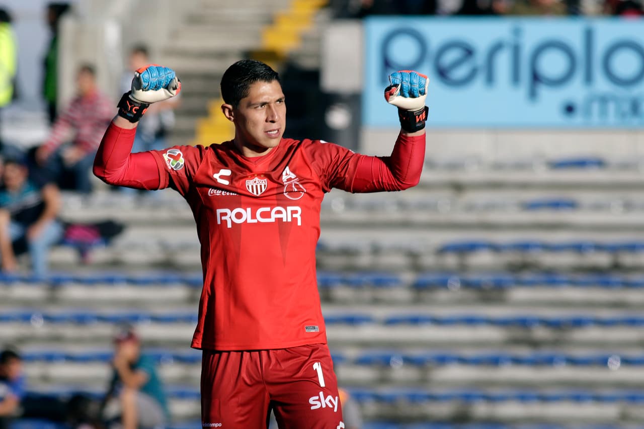 El arquero Hugo González celebra que Necaxa haya logrado la voltereta, un 3-2 que lo tiene con seis puntos de seis posibles.