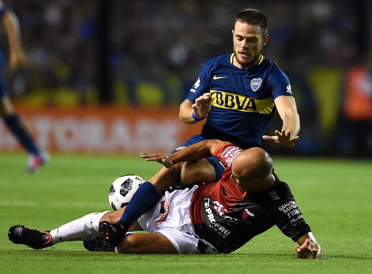 Inmediatamente el charrúa se ganó un puesto en la zona medular con el colombiano Wilmar Barrios y el argentino Pablo Pérez.