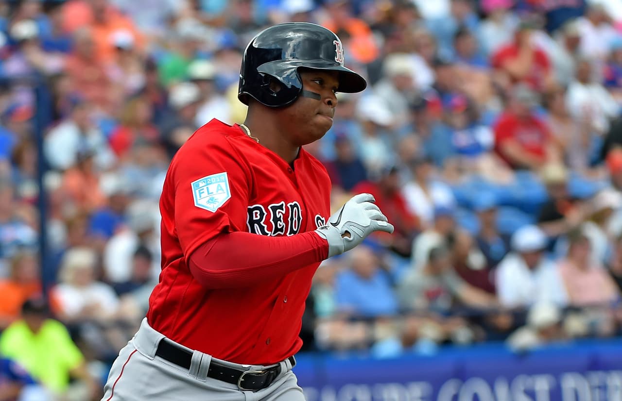 Estos partidos son, entre otras cosas, para ir poniendo a tono la rapidez en el corrido de bases, algo a lo que apeló el tercera base de los Boston Red Sox Rafael Devers mientras se dirigía a la inicial.
