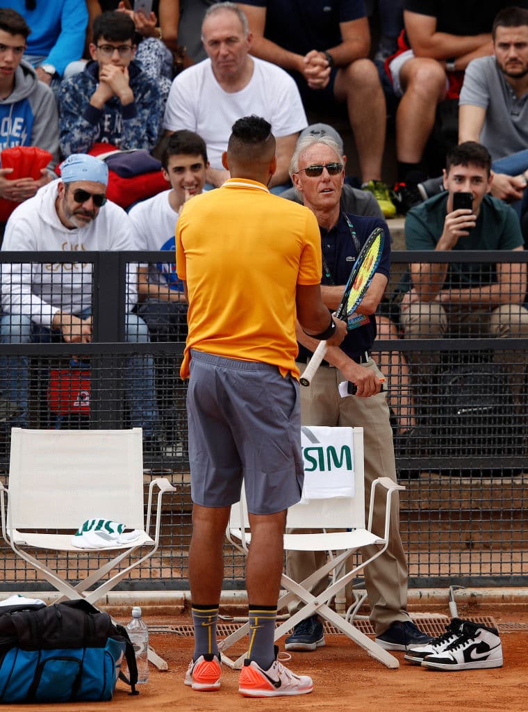 Kyrgios tiene un largo historial de mala conducta a lo largo de su carrera y sus exabruptos le han merecido las críticas tanto de aficionados como de algunos de sus colegas.
