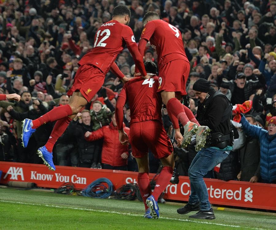 Liverpool se lleva el derbi de Inglaterra con goles de Virgil Van Dijk (14') y Mohamed Salah (93') ante el Manchester United. Liverpool sigue invicto y ya suma 39 partidos sin una derrota.