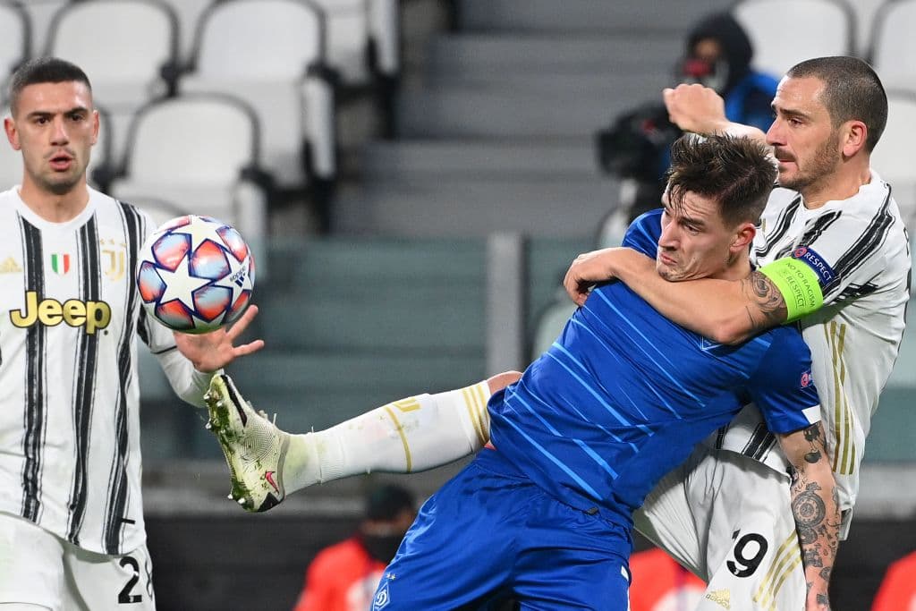 La Juventus golea al Dinamo de Kiev 3-0. Con goles de Federico Chiesa, Cristiano Ronaldo y Álvaro Morata. La árbitro Stéphanie Frappart se convierte en la primera mujer en pitar un partido de la Champions League.
