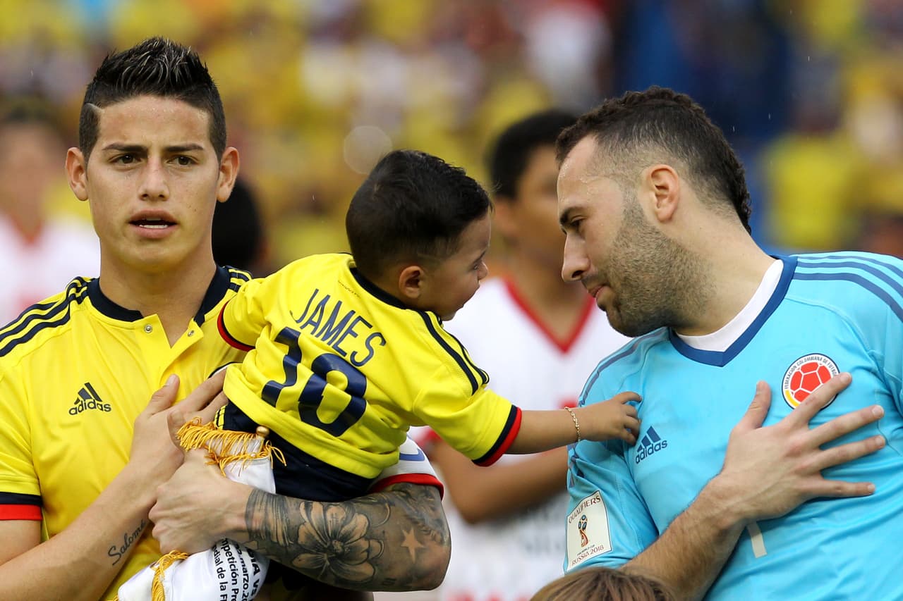 James y David Ospina (Colombia) durante los actos protocolarios en el estadio Metropolitano de Barranquilla. Amistad y familia, ya que el '10' del Madrid es esposo de la hermana del portero del Arsenal.