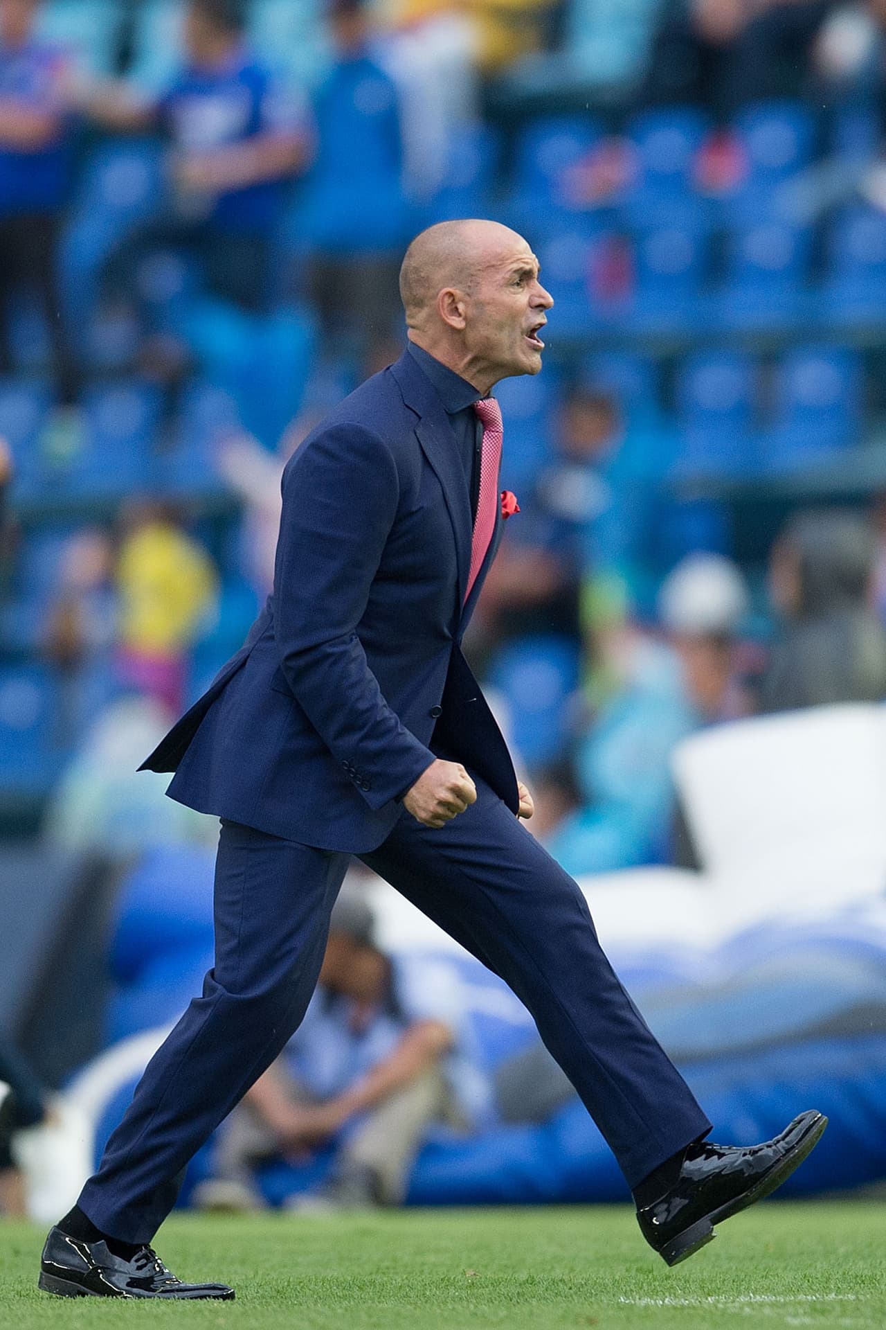 De la tranquilidad al inicio del partido poco quedó. Paco Jémez lució desesperado ante la falta de reacción de la Máquina Cementera.
