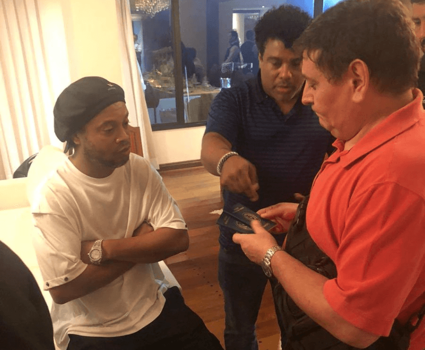 En el pasaporte indicaba que su nacionalidad era paraguaya naturalizado, junto con su hermano.