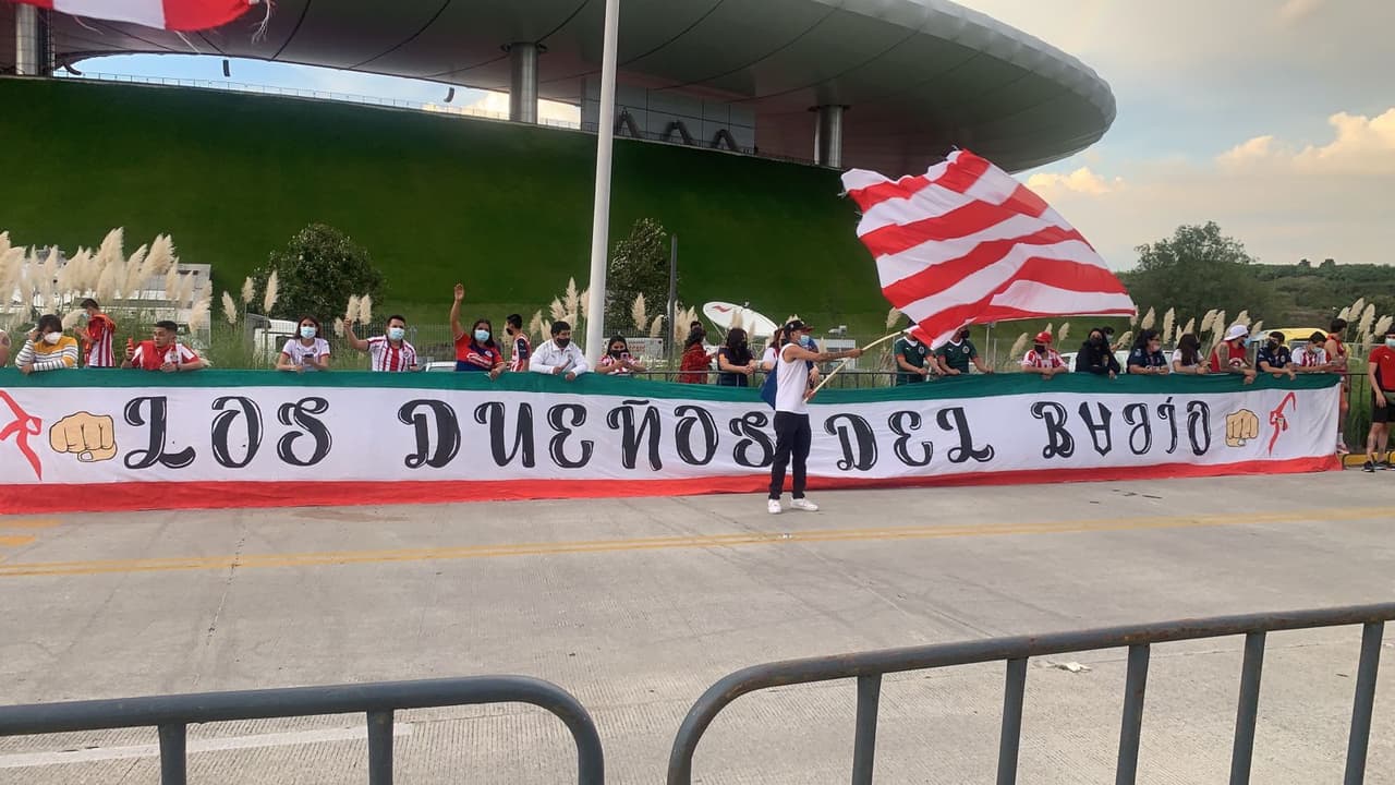 Los fanáticos de Chivas se encargaron de poner el ambiente y el color a las afueras del estadio Akron previo al Clásico Tapatío ante los Zorros del Atlas.