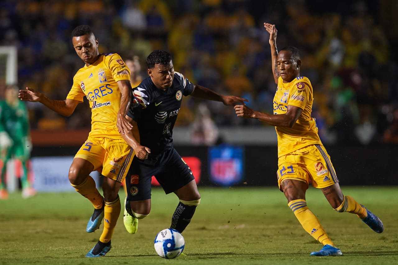 El balón se disputaba con mucha fuerza y se peleaba constantemente por la redonda en el centro del campo.