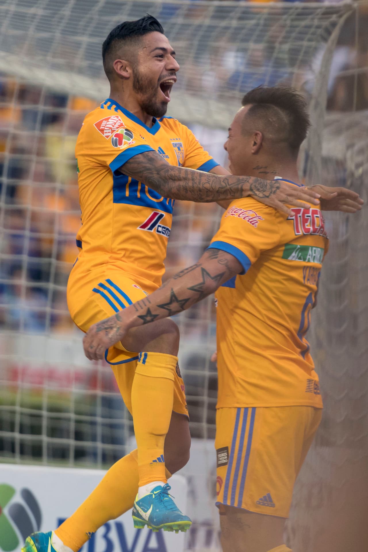 Asistente y goleador celebrando el tanto de los felinos.