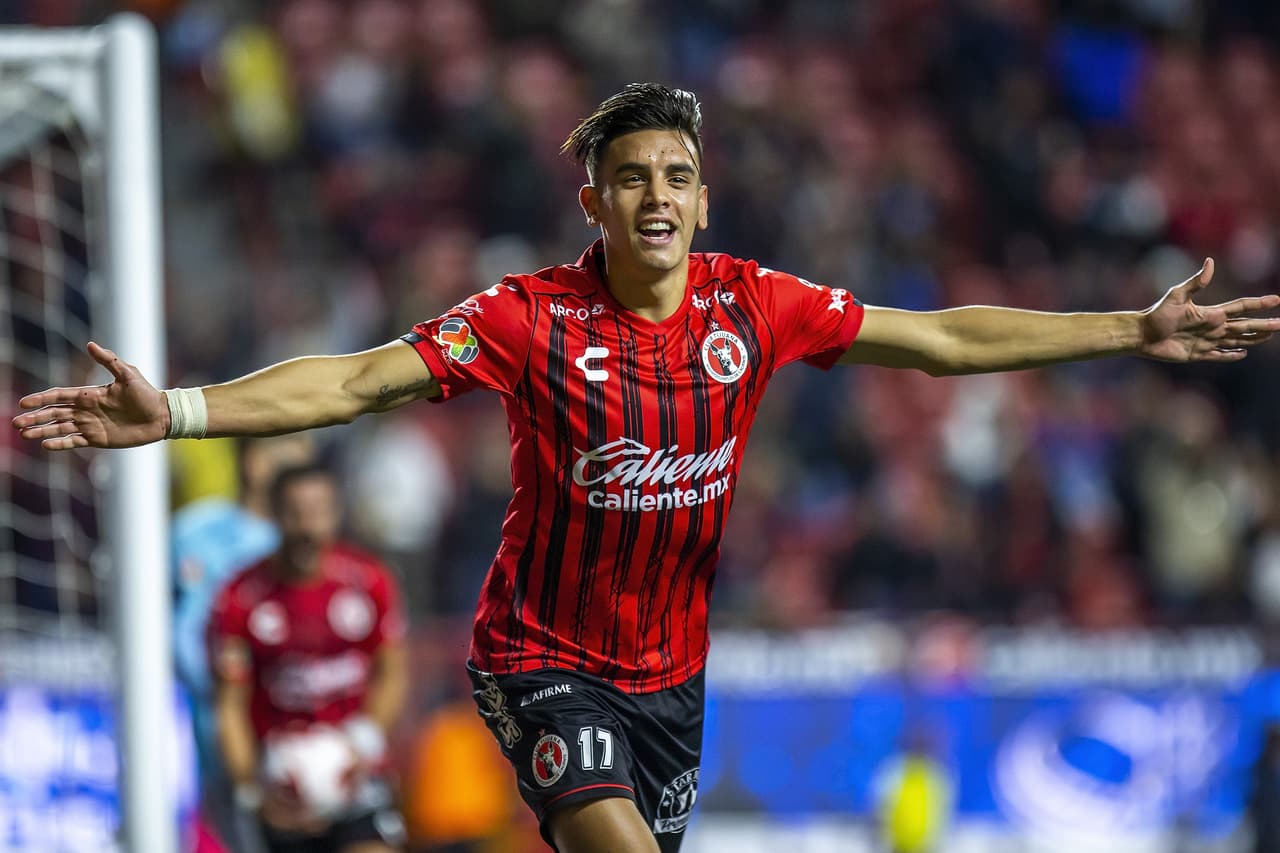 Tras un doble remate, Alexis Castro anota y deja a Pachuca en la lona.